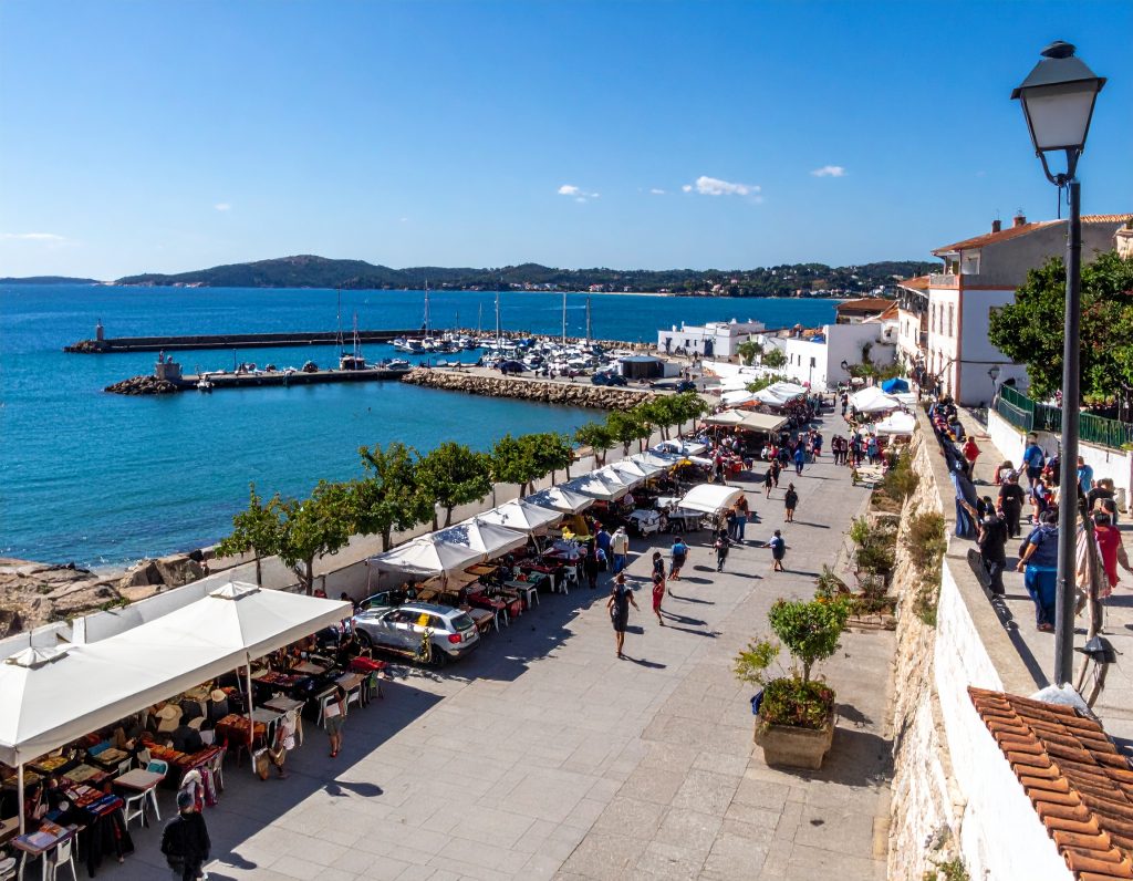 en marknad vid en hamn på Gran Canaria