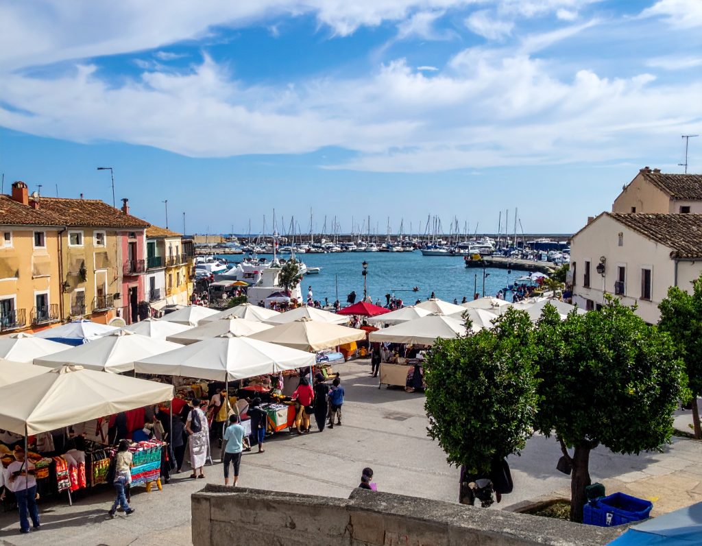 en liten hamn med marknad